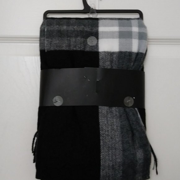 Marcus Adler Beret and Scarf Gift Set - Picture 5 of 10